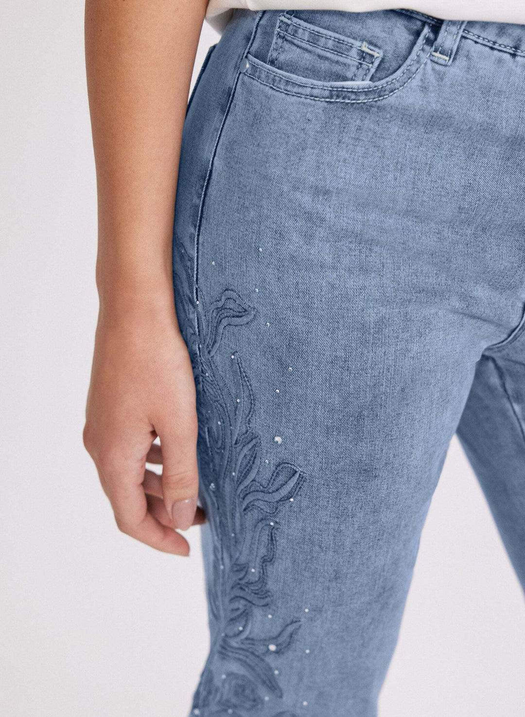 LAURA Embroidered Straight-Leg Jeans