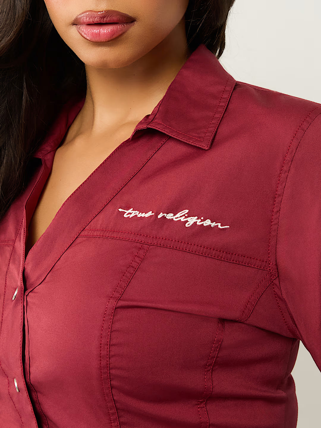 TRUE RELIGION POPLIN EMBROIDERED LOGO V NECK SHIRT