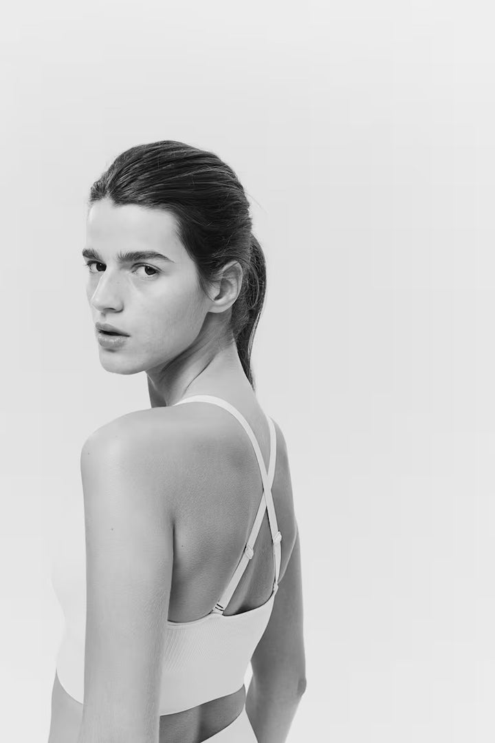 H&M SEAMLESS MEDIUM-SUPPORT SPORTS BRA WITH DRYMOVE™