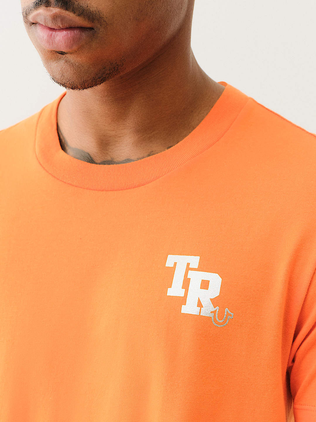 TRUE RELIGION METALLIC TRUE LOGO TEE