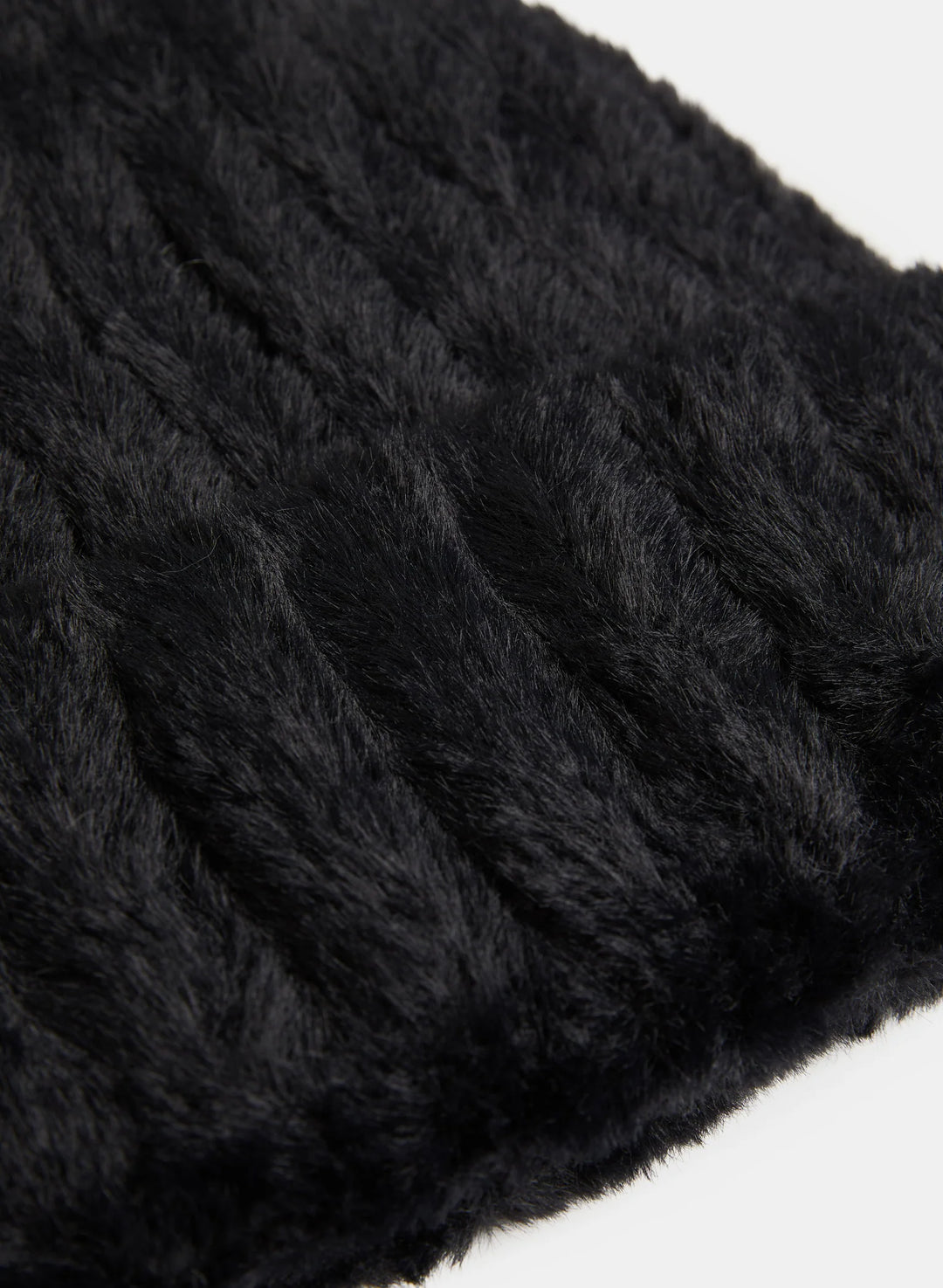 Laura  Feather Yarn Tuque