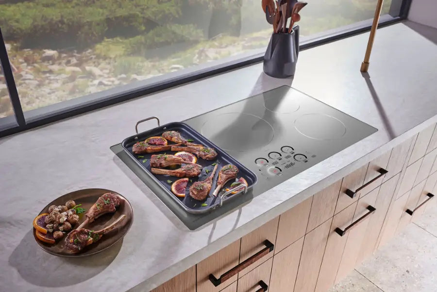 Monogram - 36" Built-In Induction Cooktop - Silver