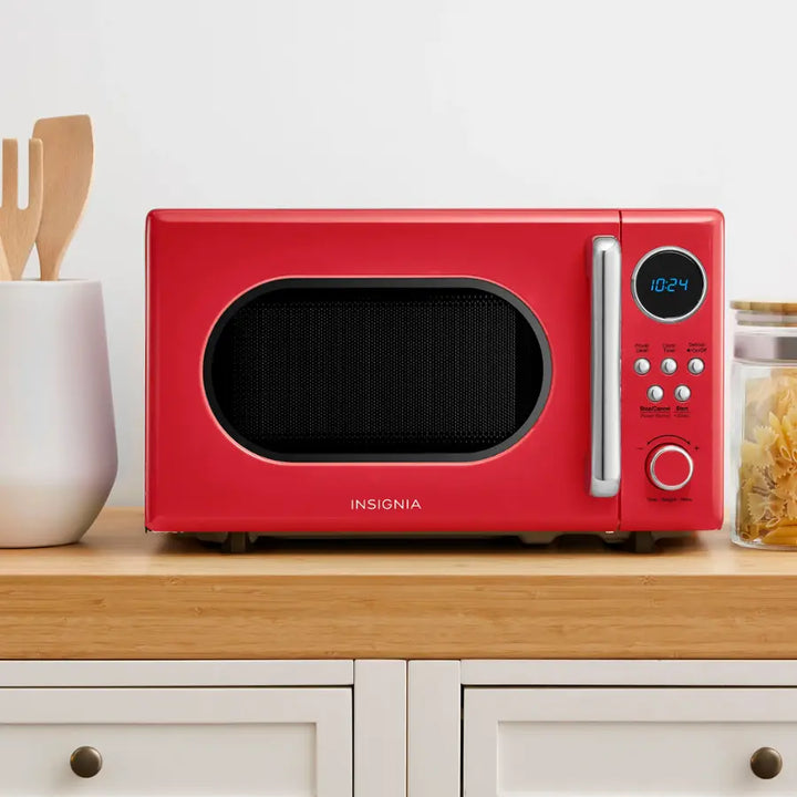 Insignia™ - .7 Cu. Ft. Retro Compact Microwave - Cream