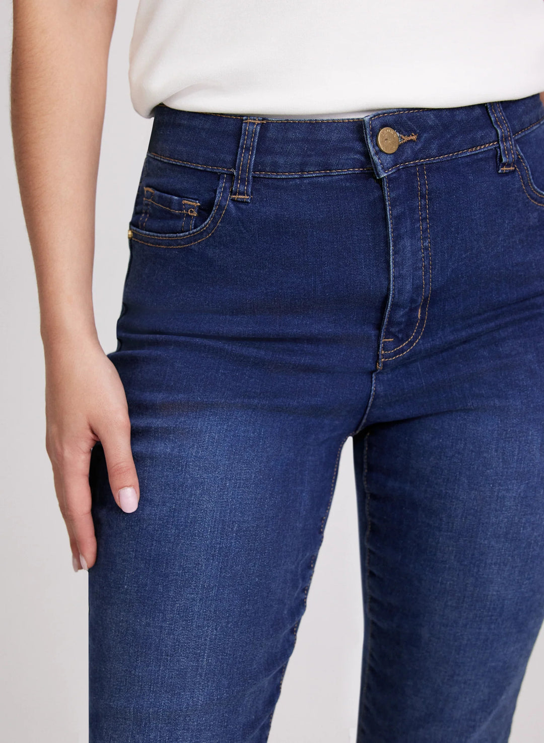 LAURA Straight Leg Jeans